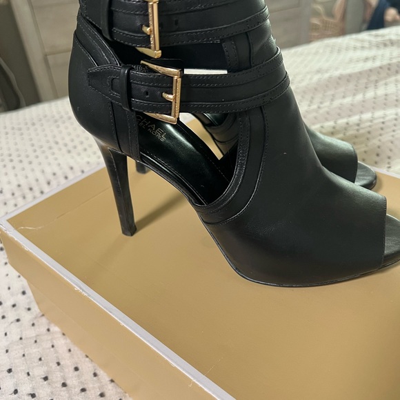 Beautiful Michael Kors open toe booties - Picture 5 of 8